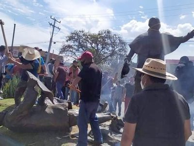 Indígenas derriban la escultura de "Los Constructores” en Morelia