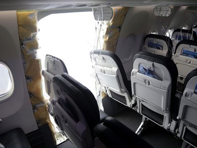 "Tapón" de puerta podría dar pistas para saber cómo se abrió un agujero en un jet de Alaska Airlines