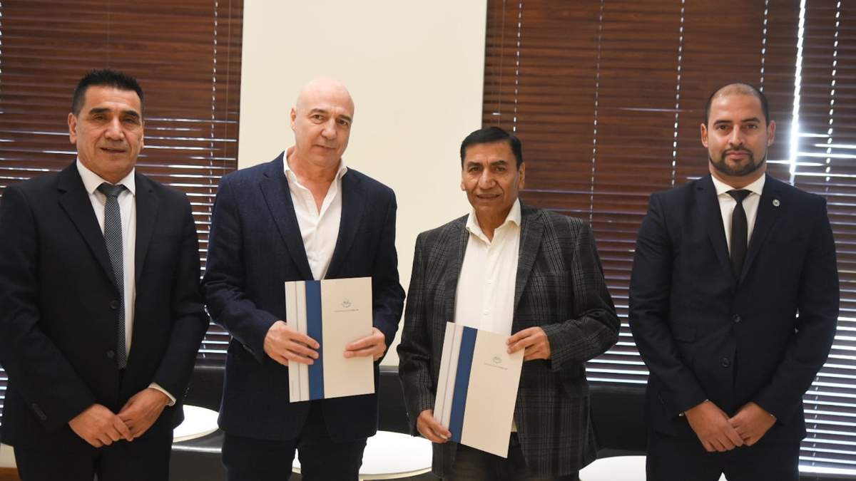 Autoridades de Cutral Co durante la firma del convenio. Fuente: (Twitter)