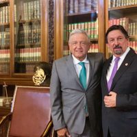A la antigüita, Napito rinde pleitesía a López Obrador