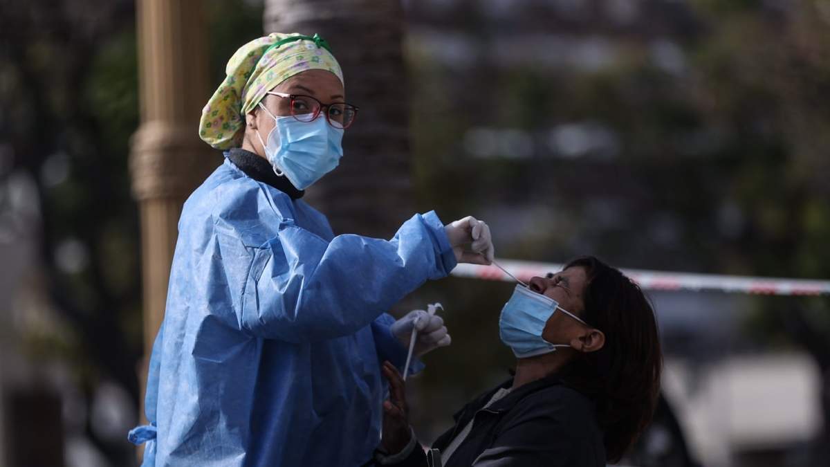 Una ciudadana se somete a una prueba de coronavirus. Fuente: (Twitter)