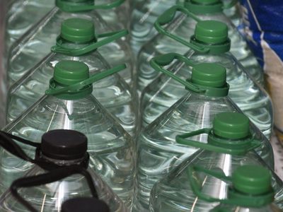 No tires los bidones de agua vacíos: mirá cómo te sirven para organizar tus verduras de forma rápida y sin gastar plata