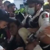 SLP: Acusan abuso de policías por detener a un joven en patineta