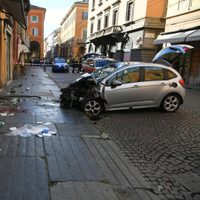 Un auto arrolla a peatones en Módena, Italia; hay 8 heridos, 4 de ellos graves