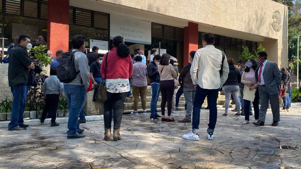 Aglomeración en la alcaldía de Iztacalco para el trámite de pasaporte