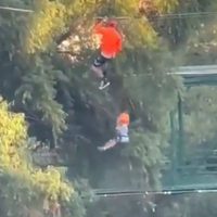 Cae niño de tirolesa en Parque Fundidora, en Monterrey (Video)