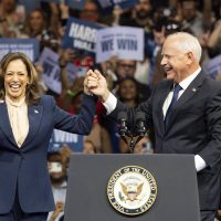 Kamala y Walz hacen su primera aparición conjunta en un mitin en Filadelfia (EU)
