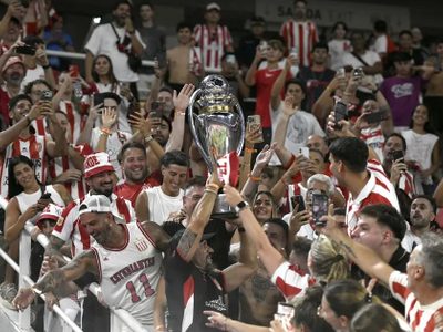 No le importó la sanción: Juan Sebastián Verón levantó el trofeo en la tribuna