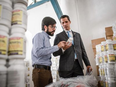 Guaidó enseña la entrega del primer cargamento de ayuda humanitaria a Venezuela