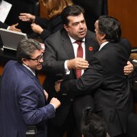 Líder sindical de CATEM rinde protesta como senador de Morena entre descontento de la CTM