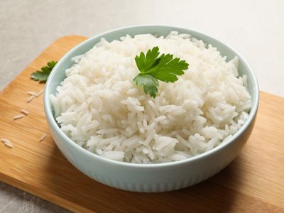 No tires el arroz que te sobró y hacé la ensalada crocante más rica que vas a probar, ideal para la cena