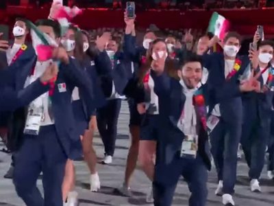 Jorge Cárdenas desata polémica por quitarse el cubrebocas en la inauguración de Tokio 2020