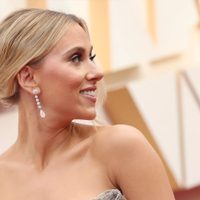 ¿Posible embarazo? El abultado vientre de Scarlett Johansson generó revuelo en los "Oscars"