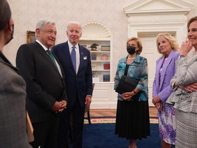 Critican a AMLO por no hablar inglés en reunión con Biden