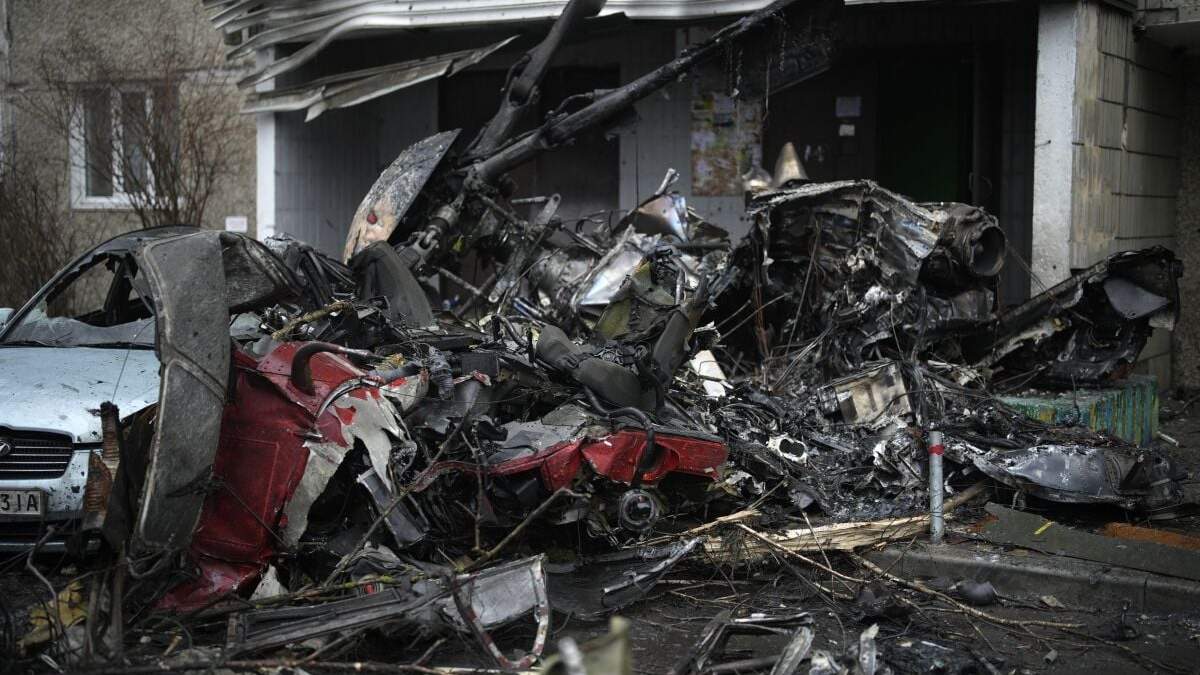 En la imagen, vista del lugar donde un helicóptero se estrelló contra infraestructura civil, en Brovary, a las afueras de Kiev