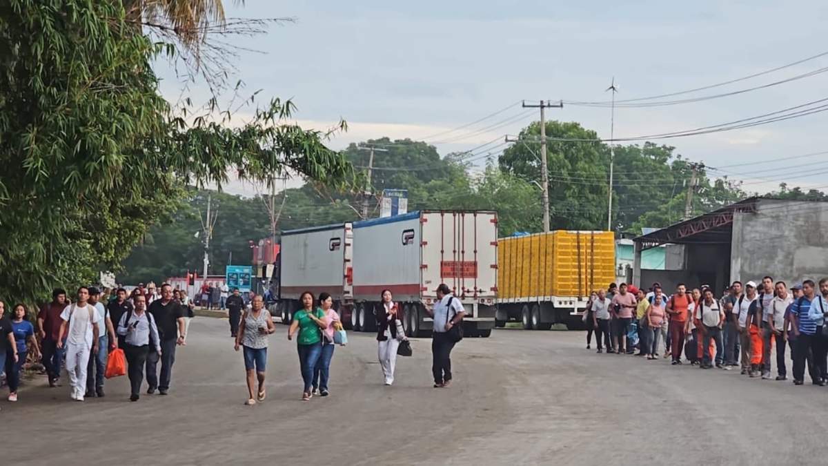 Bloqueo de vecinos en la carretera Villahermosa-Nacajuca, a la altura del fraccionamiento Tenerife