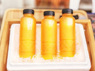 No tires las botellas de jugo vacías: hacé este macetero de lujo para tu patio o jardín