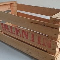 Si conseguís cajones de verdulería en la calle, guardalos: mirá las increíbles mesas que podés crear con ellos