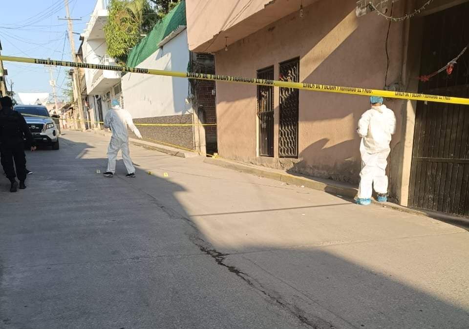 Personal de seguridad en una de las viviendas atacadas