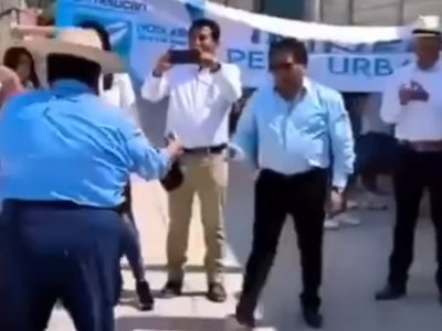 Exalcalde entrega un fajo de billetes a candidato de Panal y asegura que él lo puso
