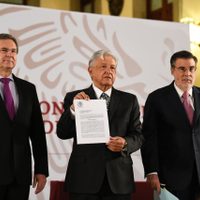 AMLO firma iniciativa para derogar la reforma educativa peñista