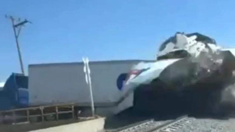 Tren embiste y parte en dos a tráiler que quedó atrapado entre las vías en León