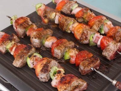 Brochettes de carne: dale un toque gourmet a tus cenas con esta receta fácil de hacer y súper rendidora