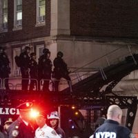 Desalojan edificio tomado por manifestantes propalestinos en la Universidad de Columbia