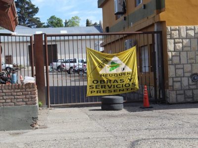 Trabajadores de “Obras y Servicios” de Zapala reclamaron a las puertas de Vialidad Provincial