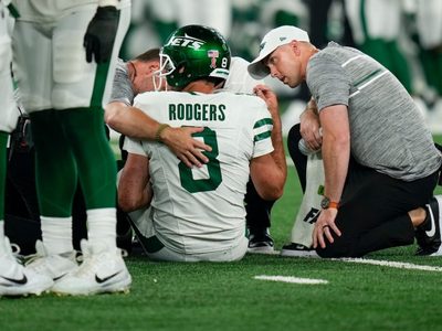 Aaron Rodgers sale lesionado en su debut con los Jets
