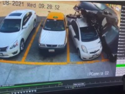 Conductor de un auto choca y cae sobre cuatro vehículos en San Pedro, NL (Video)