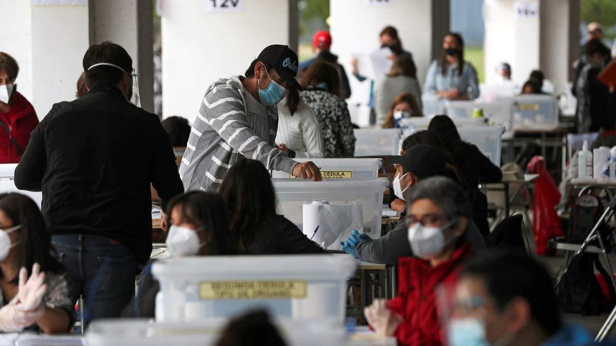 El domingo, bajo estrictos controles sanitarios, Chile votó un plebiscito para redactar una nueva Constitución. Fuente: (Twitter)