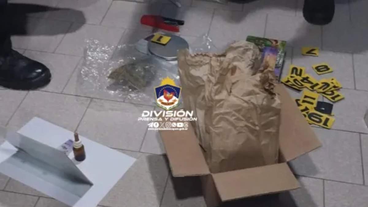 La caja y el paquete donde fueron hallados los estupefacientes. Fuente: (Policía de Neuquén)