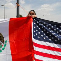 Protestan contra discurso de odio de Trump en embajada de EU tras tiroteos en EU