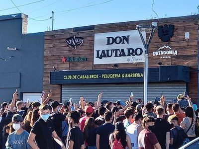 Cutral Có: convocaron a una firma de autógrafos, se desbordó y clausuraron el local
