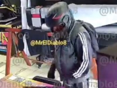 Graban a joven empleada que impide asalto con un marro en CDMX