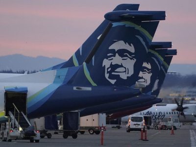 Autoridades federales ordenan mantener en tierra algunos Boeing 737 Max 9 tras incidente