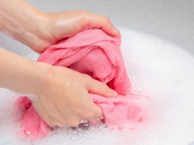 Con 4 ingredientes baratos, prepará el potente jabón que deja tus medias blancas en el primer lavado