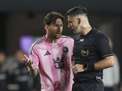 MLS multa a Messi por poner la mano en el cuello de asistente del NYCFC (Video)