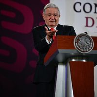 AMLO acumula 25 exhortos del INE para que no emita declaraciones sobre la elección