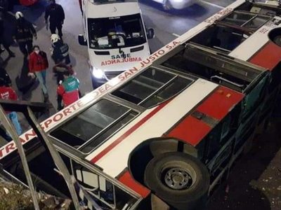Impactante: un colectivo perdió el control y cayó al vacío en la General Paz