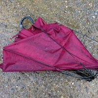Dale una segunda oportunidad a los paraguas rotos: creá un bolso original y práctico para las compras