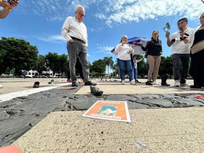 Madres buscadoras colocan zapatos en la explanada del Palacio de Gobierno en Culiacán
