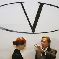 Tapestry, matriz de Coach, compra Capri, dueña de Michael Kors y Versace, por 8 mil 500 mdd