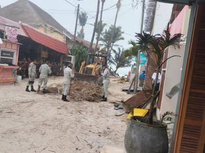 Frente frío 32 provocó inundaciones en la isla de Holbox (Videos)