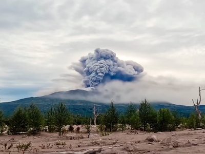 Volcán registra erupción tras fuerte sismo al este de Rusia; advierten sobre otro mayor