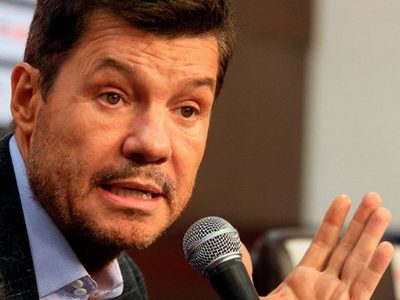 Tinelli quiso regresar a Buenos Aires pero en el medio algo falló y se quedó en Esquel. ¿Está bien?