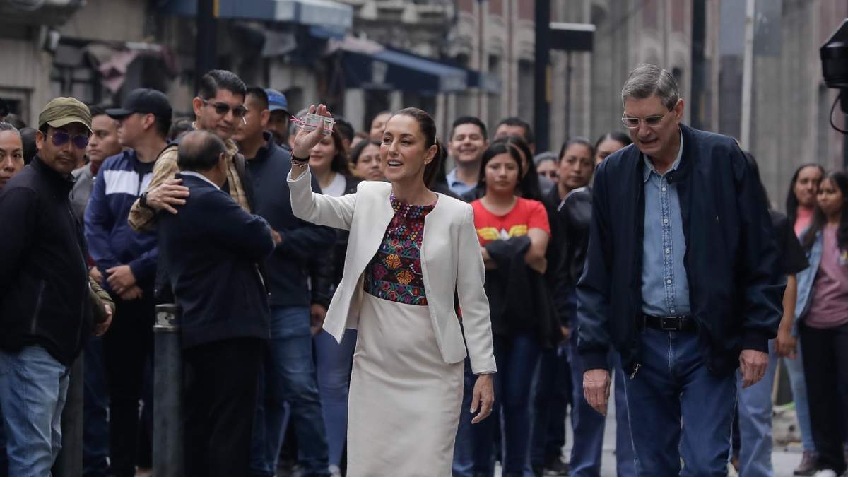 La presidenta y su esposo acuden a emitir su voto
