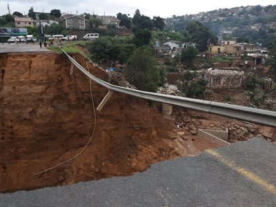 Crece el número de fallecidos en Sudáfrica por las fatales inundaciones: siguen las búsquedas