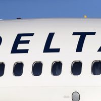 Revelan nuevo video del momento en que avión atropella a una persona en Aeropuerto de Denver